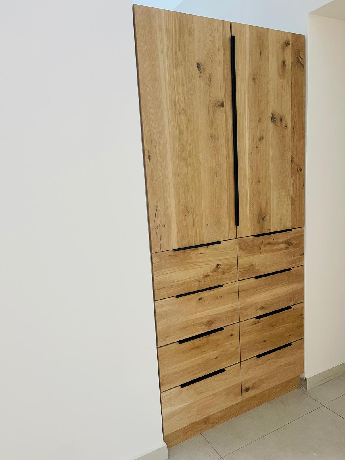Maatwerk walk-in closet voltooid door Cura Wood in samenwerking met CME Curaçao